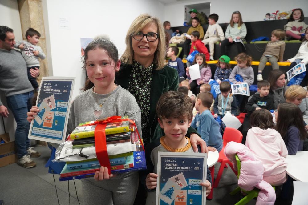 Imagen ENTREGÁRONSE OS PREMIOS A ANTÓN DIÉGUEZ E SHEILA LÓPEZ, GAÑADORES DO I CONCURSO DE POSTAIS “ALDEAS DE NADAL”