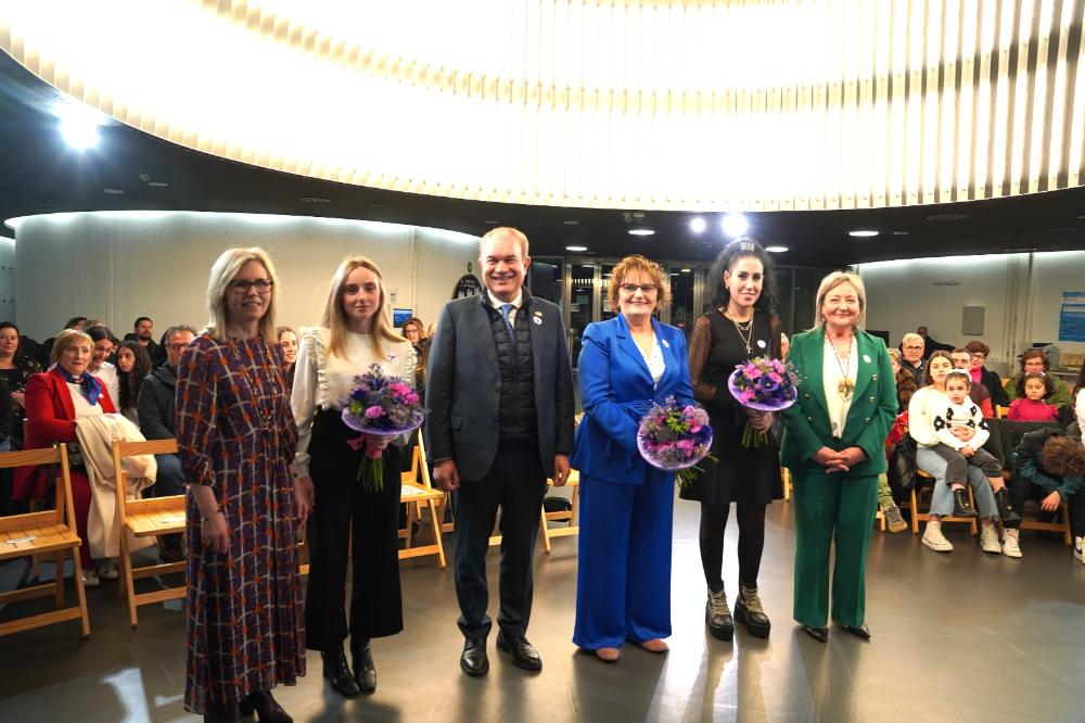 Imagen BEATRIZ RODRÍGUEZ VARELA, MARÍA JESÚS VILANOVA TORRES E OLALLA GARRA CRESPO RECIBEN O XIX PREMIO ÁS MULLERES “DNA. MARUJA GUTIERREZ” 2025