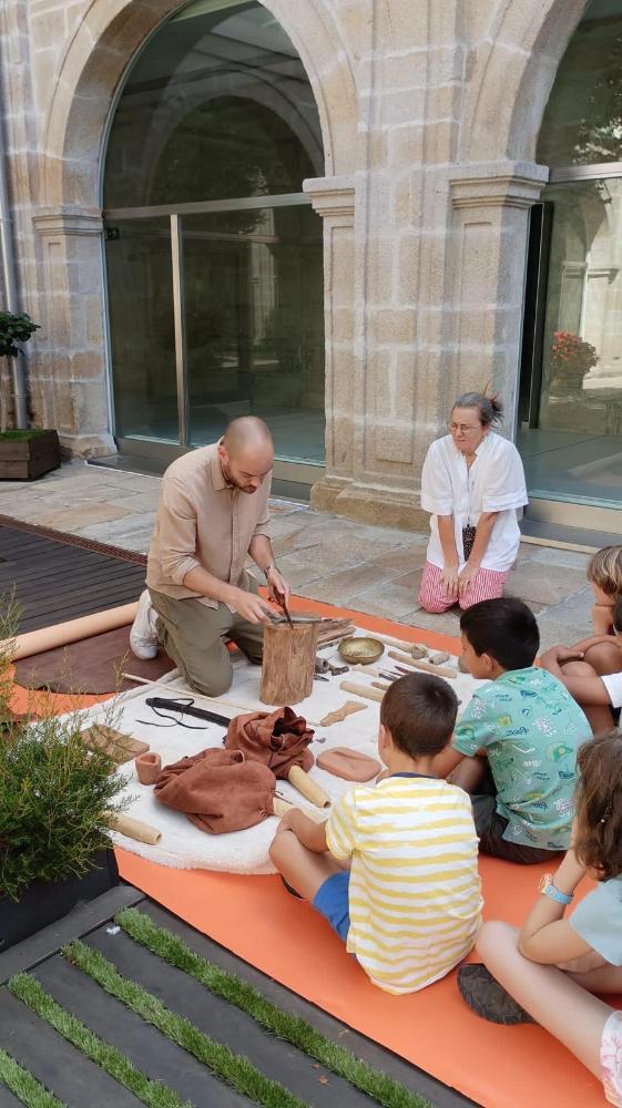 Imagen O LUNS DAN COMEZO OS OBRADOIROS DE ARQUEOLOXÍA EXPERIMENTAL NOS CENTROS EDUCATIVOS LALINENSES, AO ABEIRO DO CONGRESO DE ARQUEOLOXÍA DE DEZA