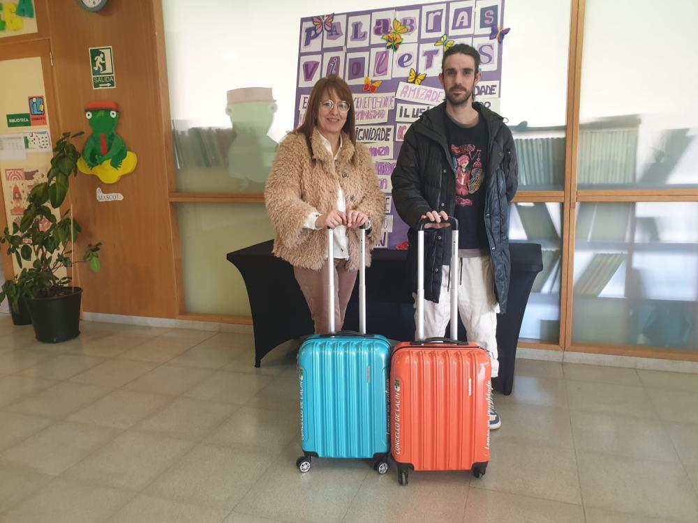 Imagen O CEIP MANUEL RIVERO RECIBE AS “MALETAS VIAXEIRAS”