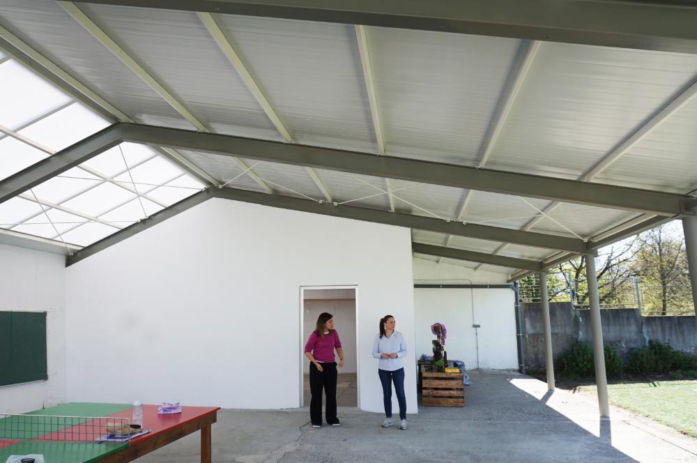 Imagen O CEIP XOAQUÍN LORIGA DISPÓN DE NOVO ALMACÉN NA ZONA DO PATIO CUBERTO, PORTA DE SEGURIDADE NO SALÓN DE ACTOS E FIESTRAS DE ACEIRO NA ZONA...
