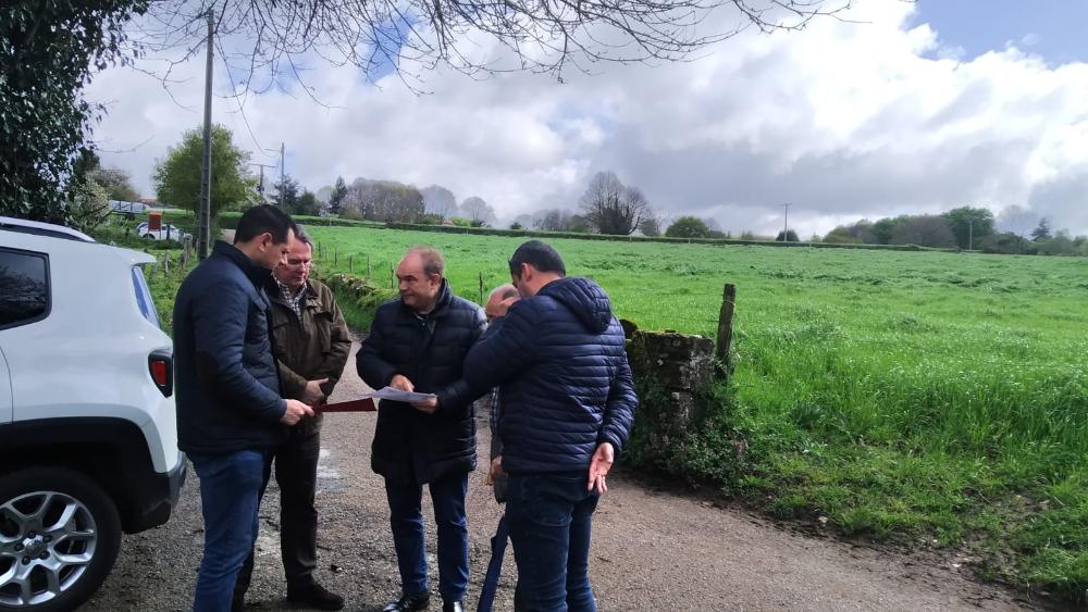 Imagen REUNIÓN EN PRADO PARA ANALIZAR SOBRE TERREO AS DISTINTAS POSIBILIDADES PARA A APERTURA DA ÁREA DE ACCESO Á IGREXA DE PRADO CARA A...