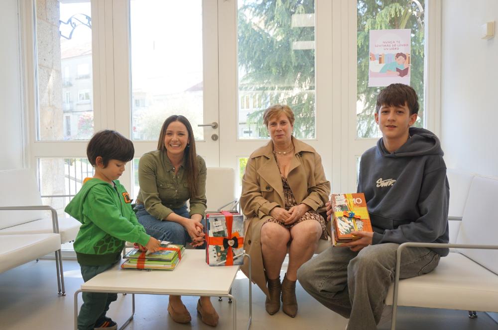 Imagen O CONCELLO ENTREGA LOTES DE LIBROS ÁS PERSOAS GAÑADORAS DO SORTEO REALIZADO ENTRE OS USUARIOS CON MOTIVO DO DÍA DO LIBRO