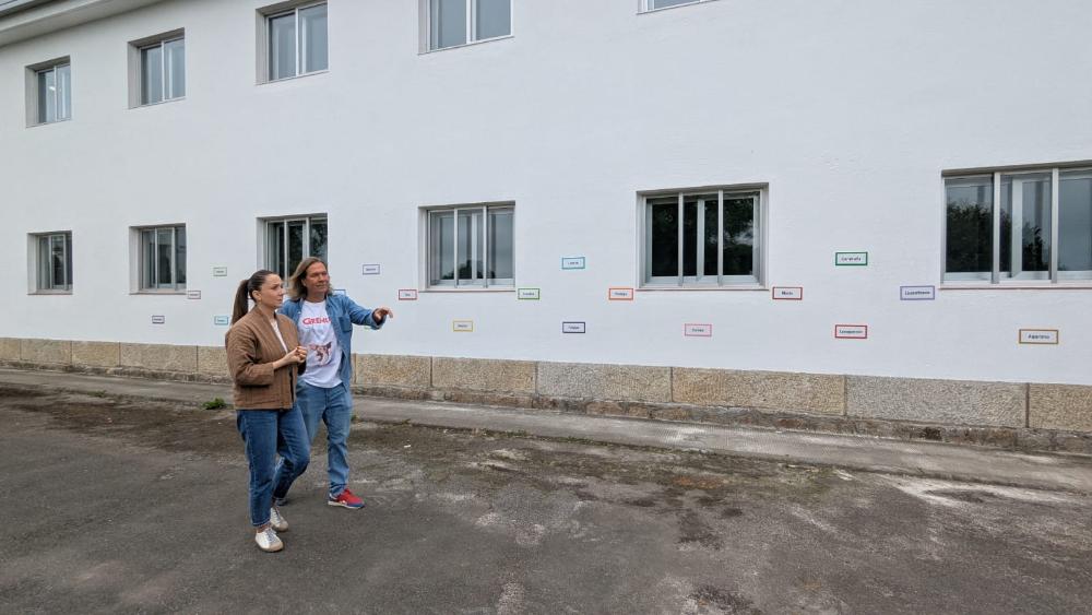 Imagen O GOBERNO ACOMETE O PINTADO DO EDIFICIO PRINCIPAL DO COLEXIO DE VILATUXE, O ARRANXO DOS VESTIARIOS DO PAVILLÓN E A COLOCACIÓN DE TARIMA...