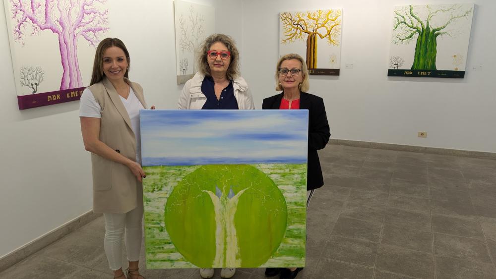 Imagen A PINTORA EHLABA CARBALLO DE DIOS DOA A OBRA “LA PAZ DEL ESPEJO” AO CONCELLO DE LALÍN