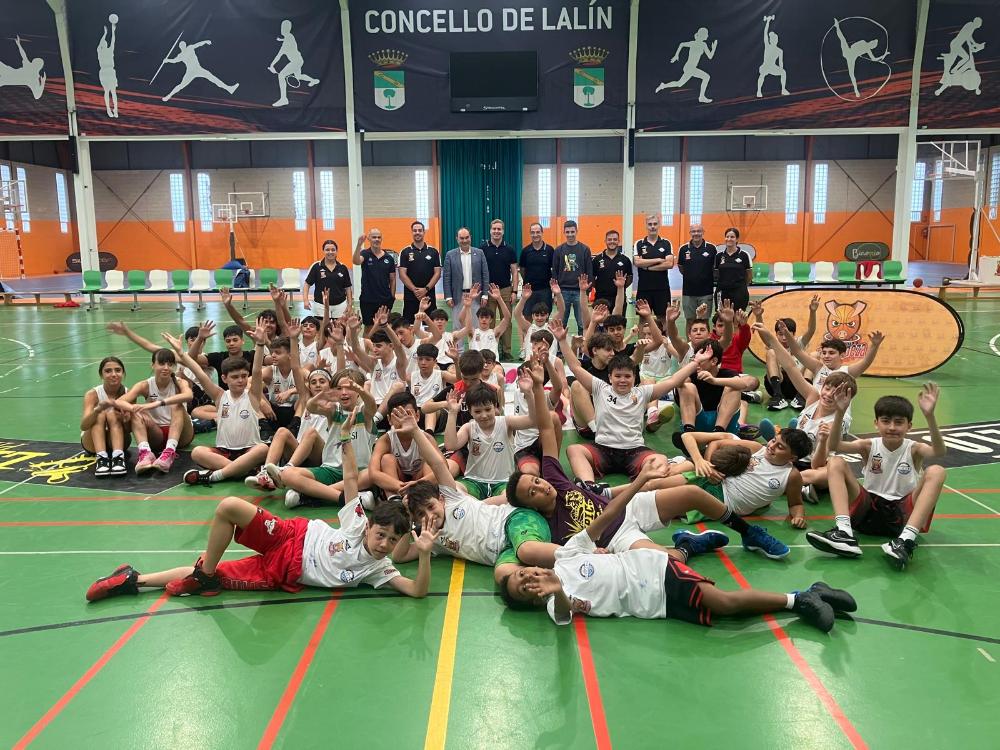 Imagen CRESPO VISITA O CAMPUS DE BALONCESTO DO BASKETDEZA QUE DESENVOLVE CO COB OURENSÁN E COA COLABORACIÓN DO CONCELLO