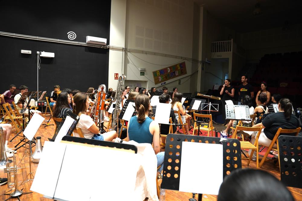 Imagen BLANCO E LORENZO MANTEÑEN UN ENCONTRO COA BANDA DE VILATUXE ANTES DE PARTIR A VALENCIA A PARTICIPAR NO CERTAME INTERNACIONAL DE BANDAS...