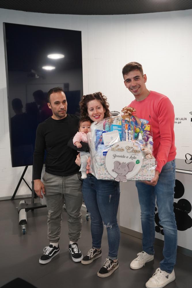 Imagen AVELINO SOUTO, NOELIA SEIJAS E MARCOS MARIÑO REALIZAN A SEGUNDA ENTREGA DESTE ANO 2025 DE CESTAS NATALICIAS A 8 FAMILIAS LALINENSES