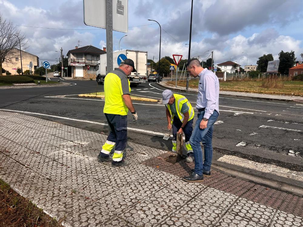 Imagen CUÑARRO ESTIVO A SUPERVISAR OS TRABALLOS DE MANTEMENTO DE BEIRARRÚAS DO CASCO URBANO E ANUNCIOU O REPINTADO DAS BEIRARRÚAS E RETIRADA DE...