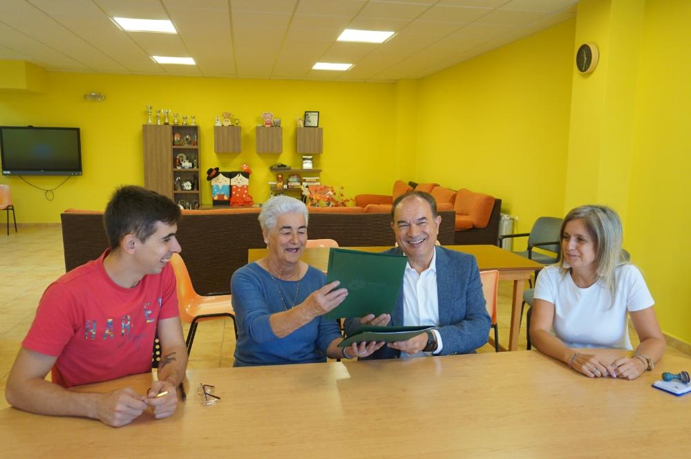 Imagen O CONCELLO DE LALÍN RENOVA O SEU APOIO A ASPADEZA CUN CONVENIO DE COLABORACIÓN DOTADO CON 5.000 EUROS