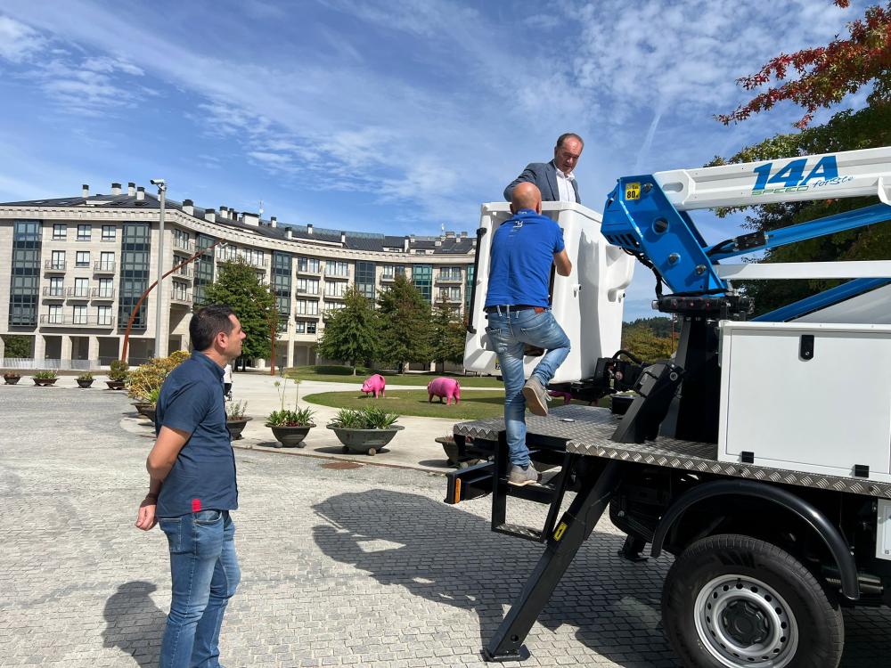 Imagen O ALCALDE DE LALÍN RECIBE O NOVO CAMIÓN CON CESTA ELEVADORA ADQUIRIDO CO FONDO DE COMPENSACIÓN AMBIENTAL DA XUNTA DE GALICIA