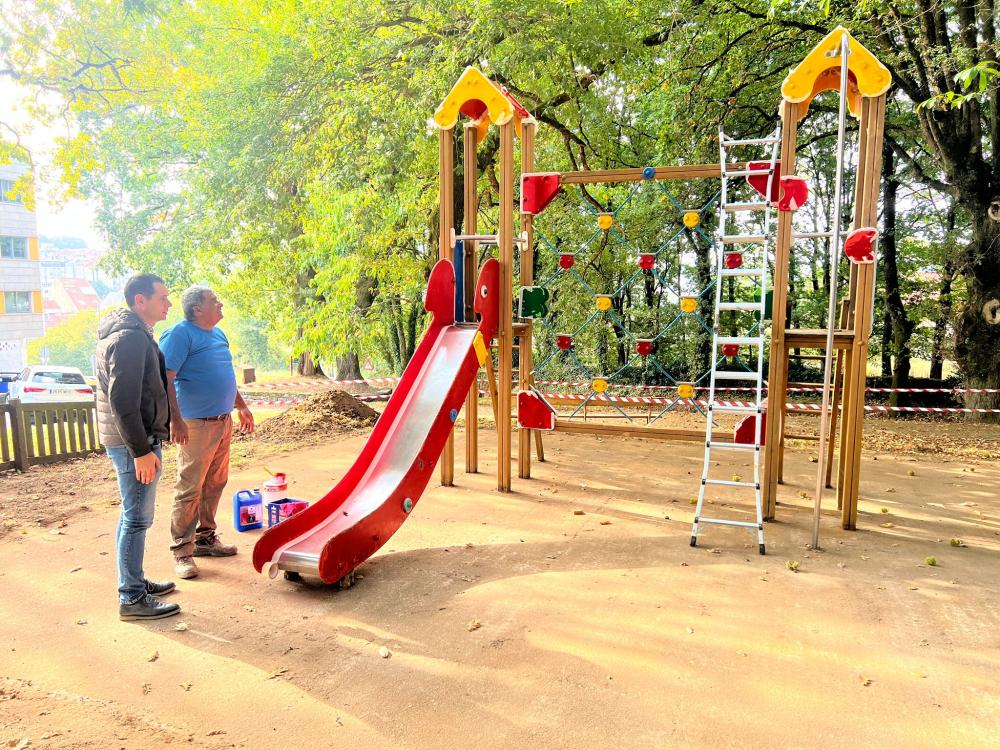 Imagen O CONCELLO DE LALÍN MELLORA OS PARQUES INFANTÍS DO RODO E DA CONTORNA DO REGUEIRIÑO