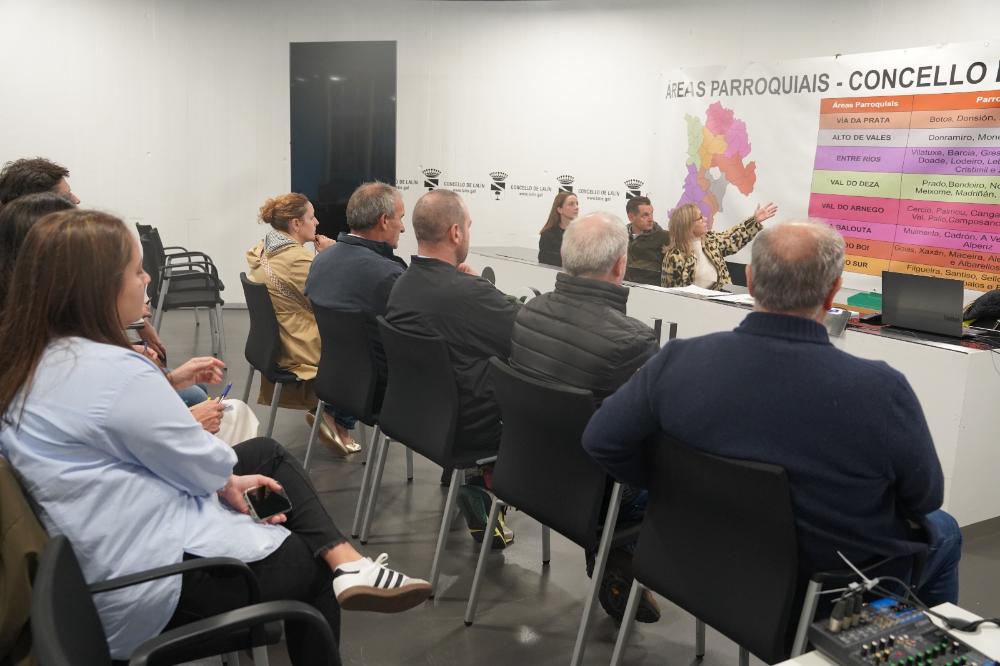 Imagen ARRANCA A CAMPAÑA INFORMATIVA CON PEDÁNEOS E VECIÑOS SOBRE AS ÁREAS PARROQUIAS ENCAMIÑADA A DINAMIZAR O RURAL E OPTIMIZAR SERVIZOS