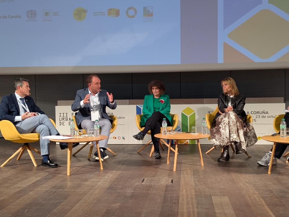 Imagen JOSÉ CRESPO EXPÓN NO III FORO URBANO DE ESPAÑA O MODELO DE AXENDA URBANA DE LALÍN ANTE RESPONSABLES POLÍTICOS E EXPERTOS EN PLANIFICACIÓN...