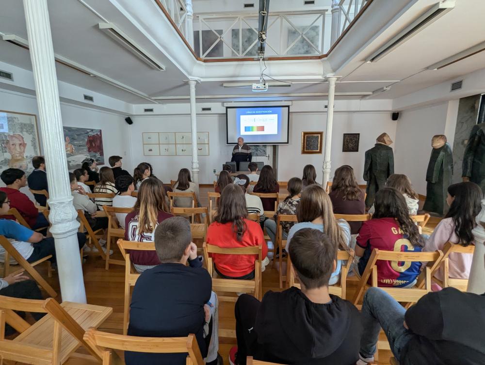 Imagen DOUS GRUPOS DE ALUMNADO DO COLEXIO MANUEL RIVERO E UN DO IES PINTOR LAXEIRO, NO MARCO DAS ACTIVIDADES STARLIGHT, VISITAN A BIENAL
