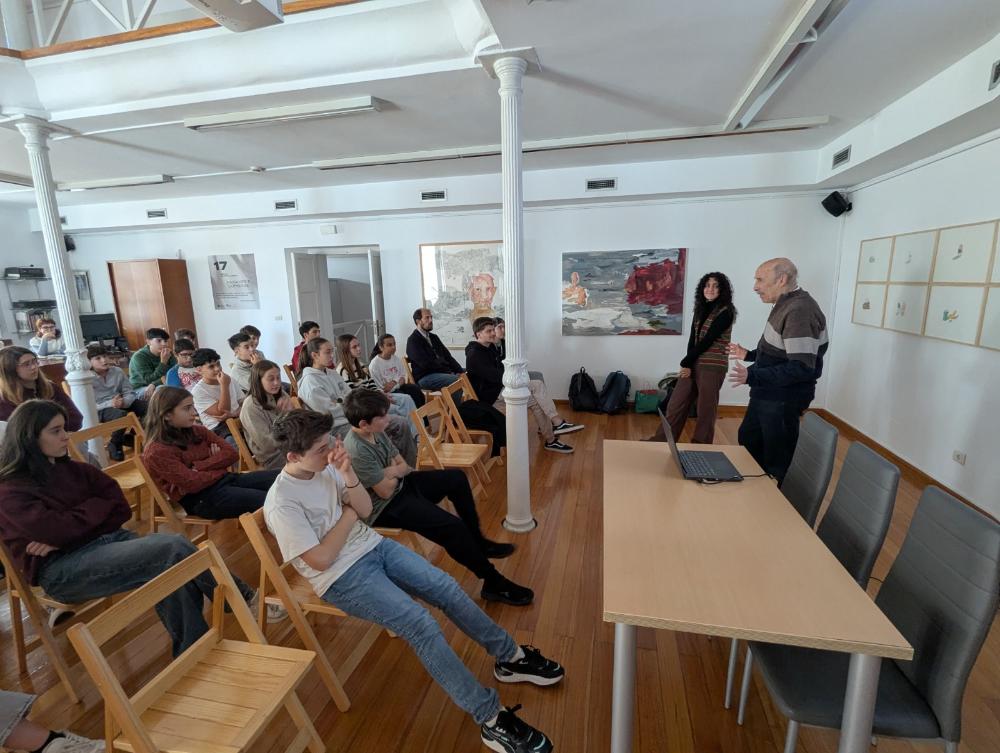 Imagen CONTINÚAN AS VISITAS Á BIENAL LAXEIRO