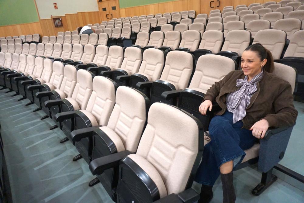 Imagen O GOBERNO CONCLÚE AS OBRAS DE MELLORA ESTÉTICA NO AUDITORIO MUNICIPAL, CO TAPIZADO EN COR CLARA DAS BUTACAS NA SALA TUNO VALDÉS, PINTADO...