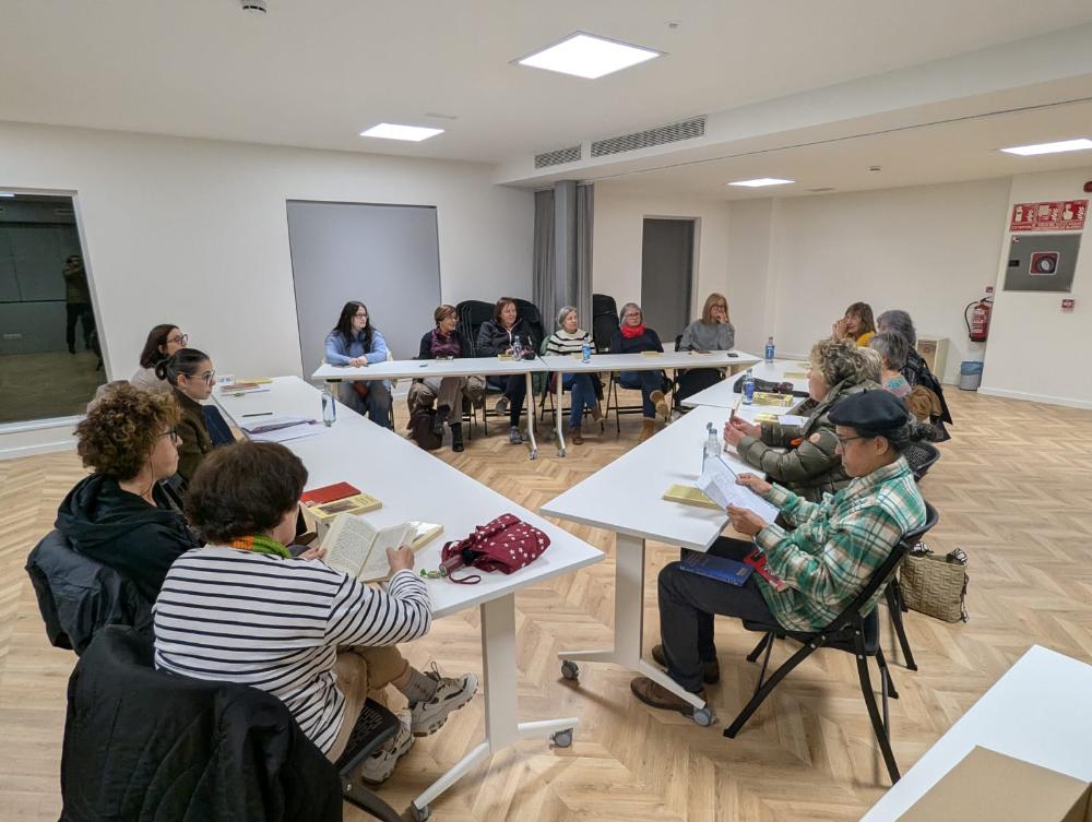 Imagen O CLUB DE LECTURA CELEBRA A SÚA REUNIÓN MENSUAL PARA COMENTAR “CALLE DE LAS TIENDAS OSCURAS” DO NOBEL PATRICK MODIANO