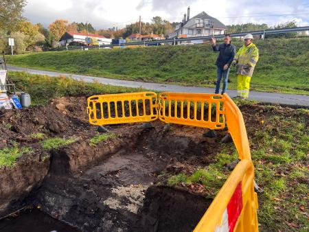 Imaxe: O CONCELLEIRO JOSÉ CUÑARRO SUPERVISA AS OBRAS DE INSTALACIÓN DOS NOVOS COLECTORES, DEPURADORAS E A REDE DE SANEAMENTO EN MUIMENTA
