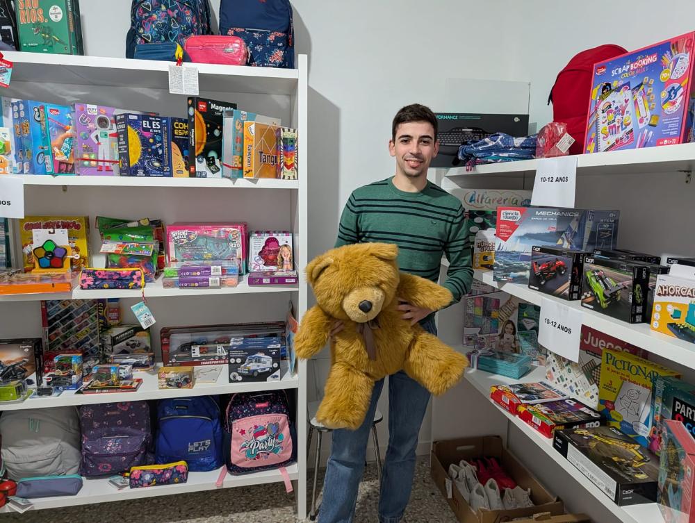 Imagen TODOS OS MENORES INCLUÍDOS NA INICIATIVA “NINGÚN NENO/A SEN XOGUETE” RECIBIRÁN UN AGASALLO A ESTREAR, UN LIBRO E UN AGASALLO USADO EN...