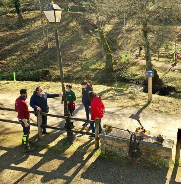 Imagen CRESPO VISITOU O OBRADOIRO DE EMPREGO “SENDAS” QUE AVANZOU NO MANTEMENTO E DESBROCE DO PASEO DO PONTIÑAS NUNHA FRANXA IMPORTANTE A AMBAS...