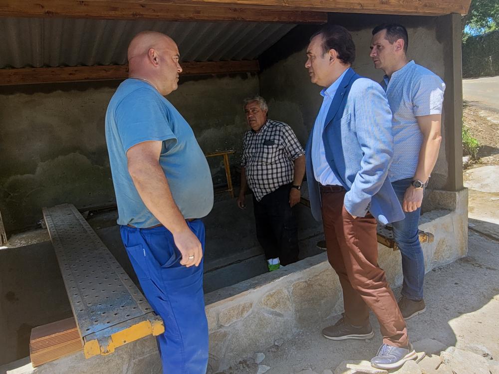 Imagen O CONCELLO ACOMETE A MELLORA DA FONTE-LAVADOIRO DE PAZOS QUE QUEDARÁ FINALIZADA A VINDEIRA SEMANA