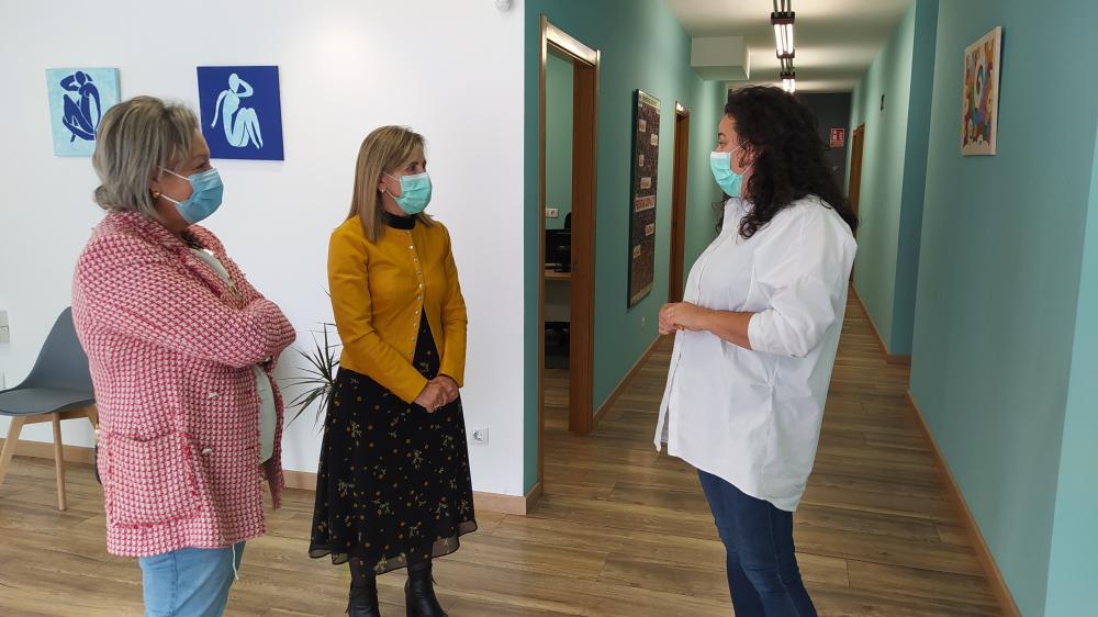 Imagen PAZ PEREZ E CARMEN CANDA ACODEN Á ASOCIACIÓN MOREA PARA REIVINDICAR O DÍA DA SAÚDE MENTAL