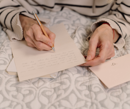 Imaxe: TAMARA JIMÉNEZ DE PONTEVEDRA, TANIA NÓVOA DE VIGO E LAURA MOURE DE AGOLADA, GAÑADORAS DO CONCURSO DE CARTAS “DILLO A QUEN MALTRATA”