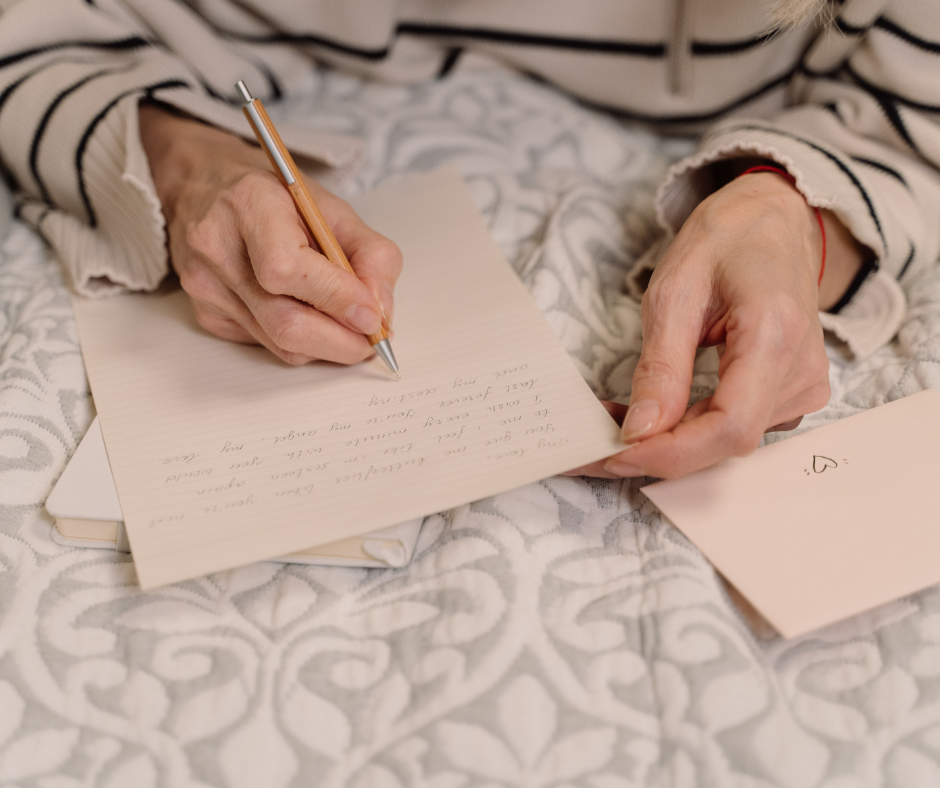 Imagen TAMARA JIMÉNEZ DE PONTEVEDRA, TANIA NÓVOA DE VIGO E LAURA MOURE DE AGOLADA, GAÑADORAS DO CONCURSO DE CARTAS “DILLO A QUEN MALTRATA”