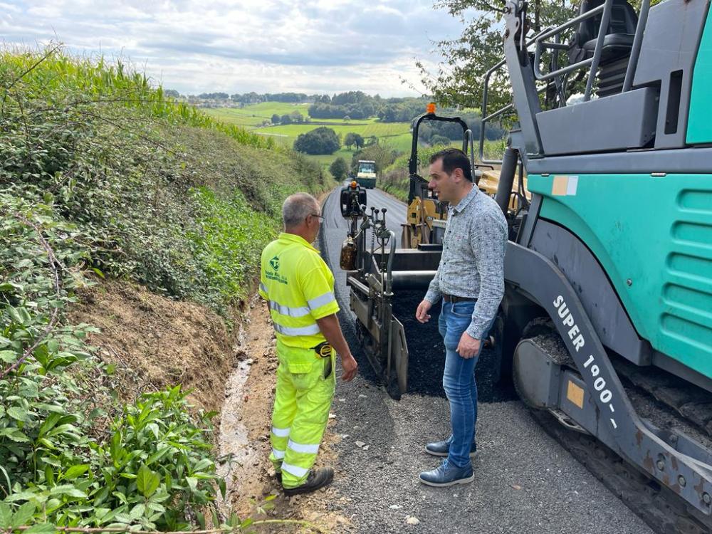 Imagen ACOMÉTESE A MELLORA DA CAPA DE RODADURA DA ESTRADA MATO A SANTISO QUE TEN MÁIS DE UN KILÓMETRO DE LONXITUDE