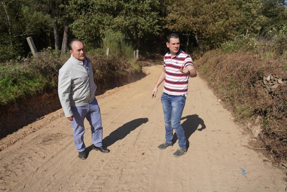Imagen DESANCHADOS DOUS CAMIÑOS NO LUGAR DE FROXÁN EN CASTRO QUE MELLORARÁ O ACCESO AOS VECIÑOS AOS SEUS PREDIOS PRODUTIVOS