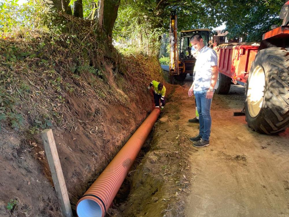 Imagen OBRAS ACOMETE A INSTALACIÓN DE TUBAXES DE EVACUACIÓN DE PLUVIAIS E UNHA NOVA CUNETA DO VIARIO DE PALMAZ A MALATO