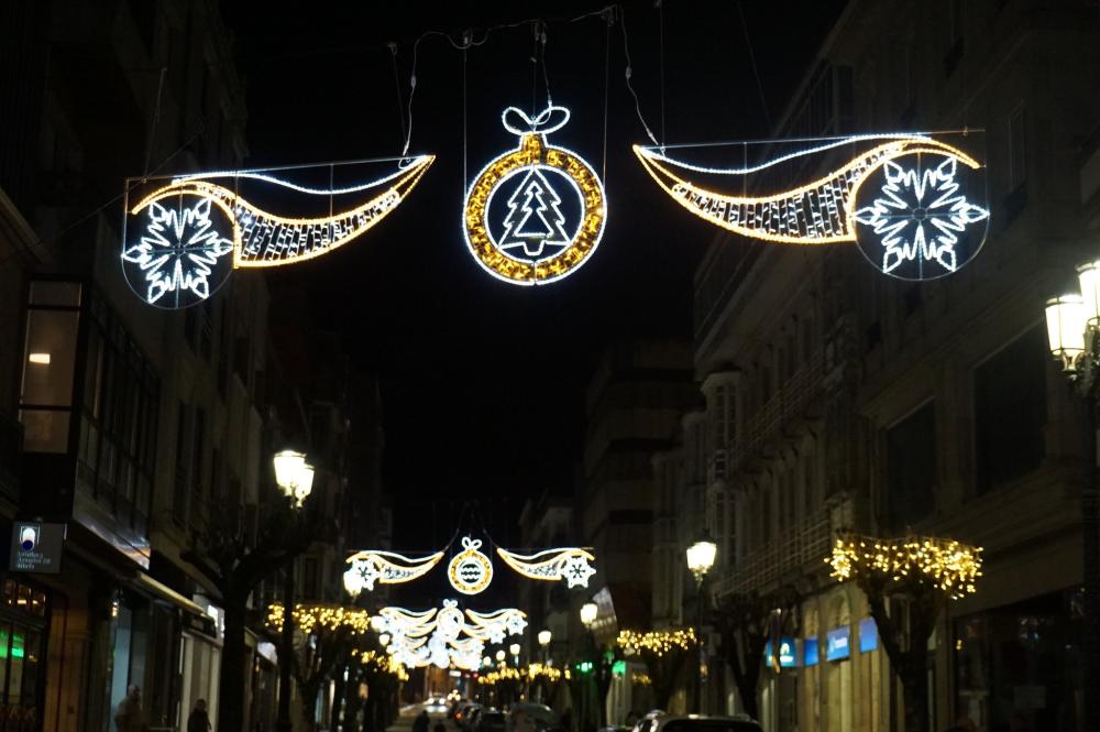 Imagen O CONCELLO COMEZA A INSTALAR A ILUMINACIÓN DE NADAL