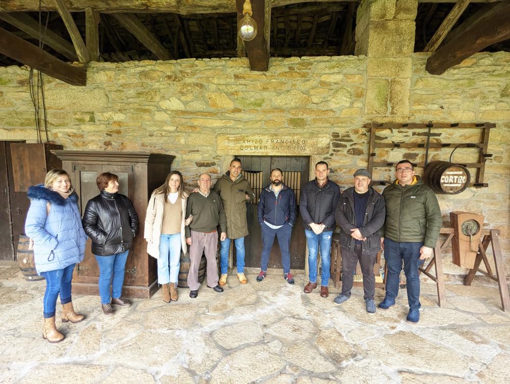 Imagen CUÑARRO, MARIÑO, BLANCO E A COMISIÓN SUPERVISAN A CASA DE GOLMAR E AS CONSTRUCIÓNS ANEXAS ONDE SE LEVARÁ ADIANTE A XXIV MATANZA