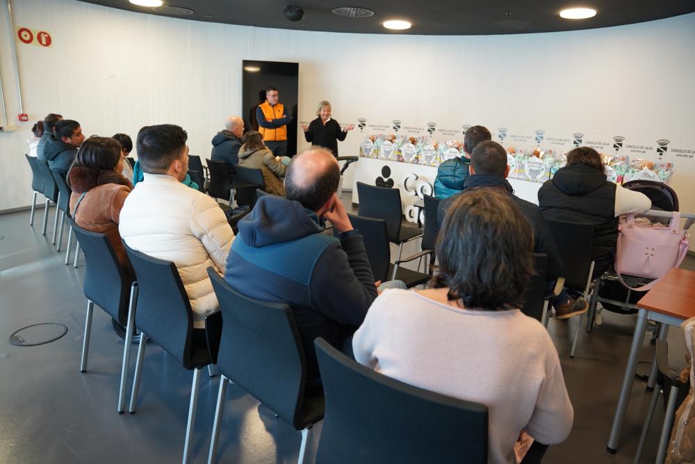 Imagen ENTREGA DE CESTAS NATALICIAS A 13 FAMILIAS LALINENSES