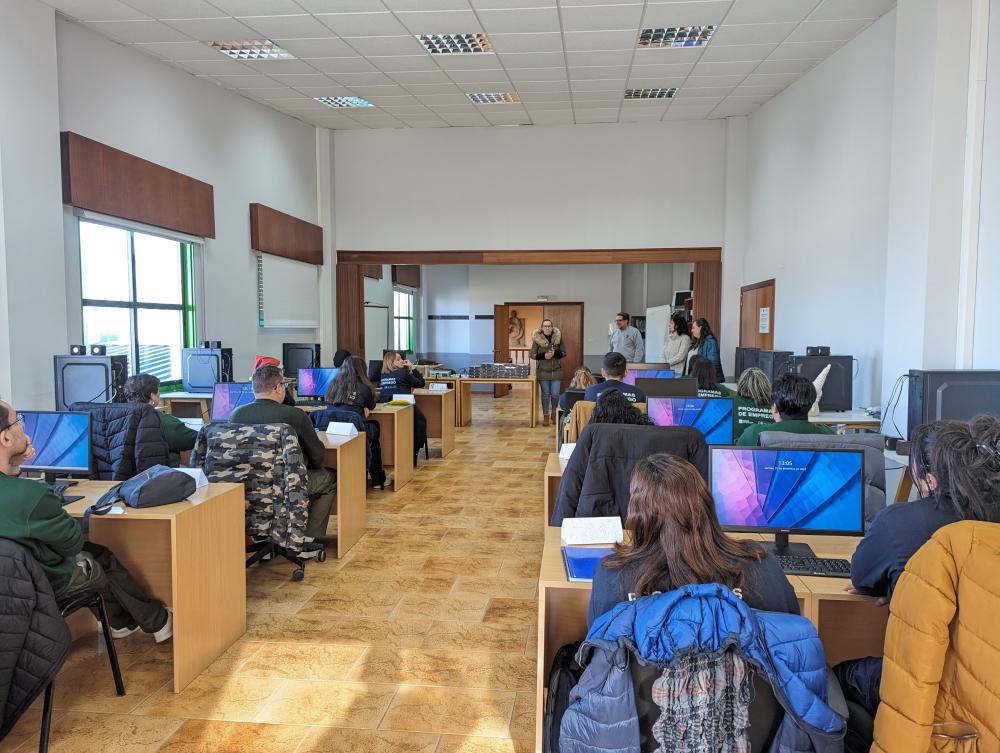 Imagen O ALUMNADO DE “LALÍN VERDE” RECIBE TABLETS COMO MATERIAL TECNOLÓXICO DE AXUDA NA MELLORA DA SÚA FORMACIÓN