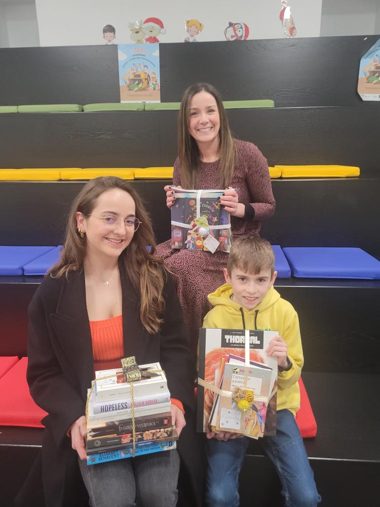 Imagen VALENTINA FERREIRO, ÁLEX DACAL E SARA DAPARTE, GAÑADORES DOS LOTES DE LIBROS DO SORTEO DE REIS DA BIBLIOTECA