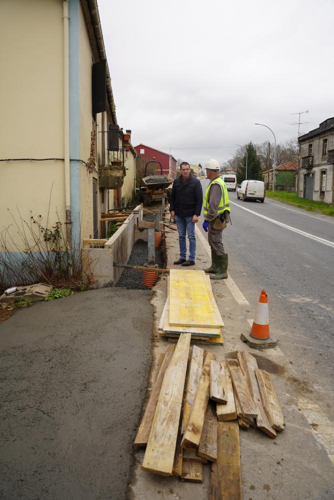 Imagen AVANZAN AS OBRAS DE DOTACIÓN DE SANEAMENTO Á QUINCENA DE VECIÑOS CON VIVENDAS NA MARXE DEREITA DA N-525 EN BENDOIRO