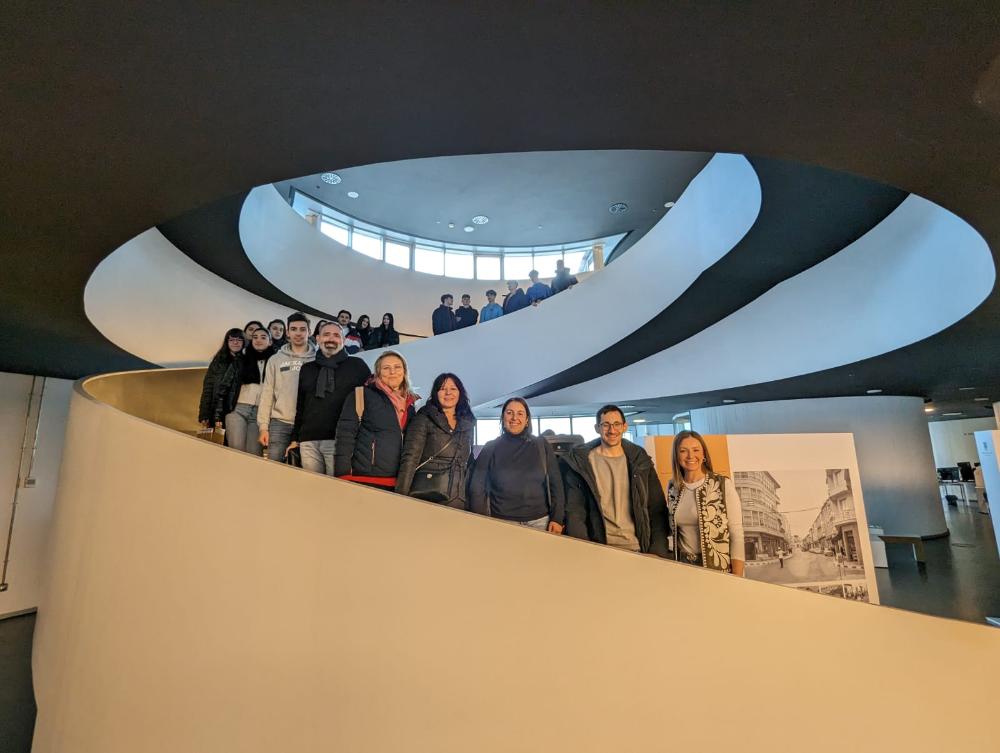 Imagen ESTUDANTES ROMANESES DE INTERCAMBIO CO IES LAXEIRO PARTICIPAN NUNHA RECEPCIÓN NO CONCELLO