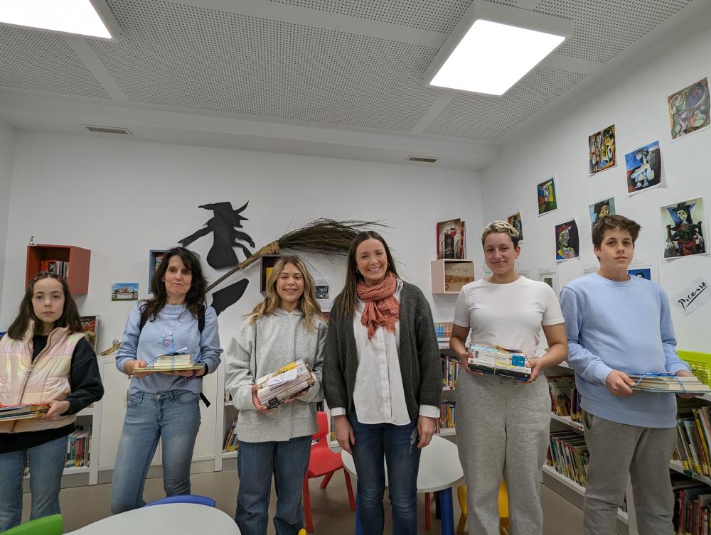 Imagen O CONCELLO ENTREGA LOTES DE LIBROS ÁS PERSOAS GAÑADORAS DO SORTEO REALIZADO ENTRE OS USUARIOS NO MARCO DAS ACTIVIDADES CONMEMORATIVAS DO...