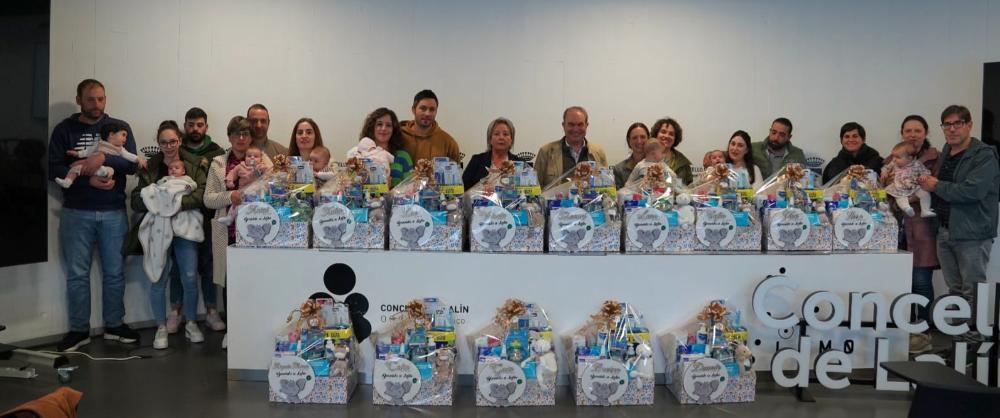 Imagen O CONCELLO ENTREGA CESTAS NATALICIAS A 14 MENORES DE 14 FAMILIAS